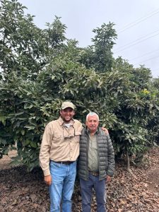 Elard Melgar Rivera y su padre, Elard Melgar Valdez, fundador de Agropecuaria San Ramón