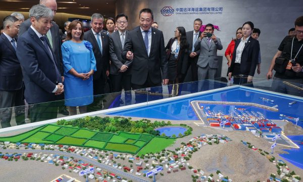 Presidente de Cosco Shipping con presidenta de Perú Dina Boluarte.