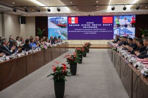 Presidente de Cosco Shipping con presidenta de Perú Dina Boluarte.