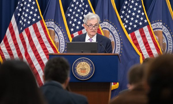 Powell afirma que la Fed no recortará tasas hasta ver señales claras de la economía
