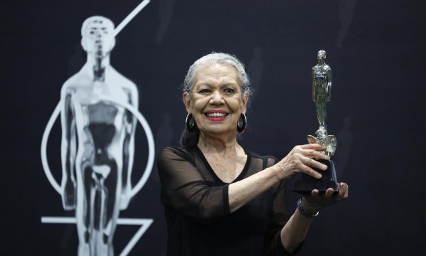 La actriz mexicana Luisa Huertas posa con la estatuilla a mejor actriz por la película 'No Nos Moverán' durante la 67 edición de los Premios Ariel este sábado, en el Centro de Convenciones de Puerto Vallarta (México). EFE/ Francisco Guasco
