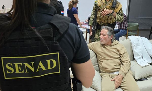 presunto líder del grupo criminal La Barredora, Hernán Bermúdez Requena, este sábado en Mariano Roque Alonso (Paraguay). Bermúdez Requena, vinculado al Cartel Jalisco Nueva Generación (CJNG)