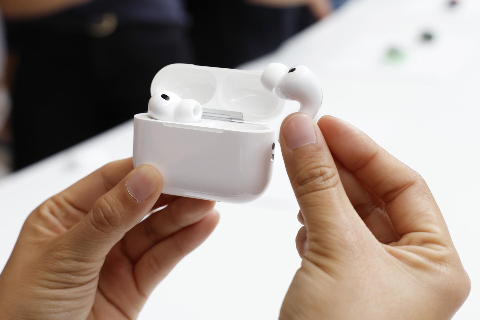 A person examines the new Apple AirPods Pro 3 at an Apple product launch event on the campus of Apple Park in Cupertino, California, USA, 09 September 2025. EFE/EPA/JOHN G. MABANGLO