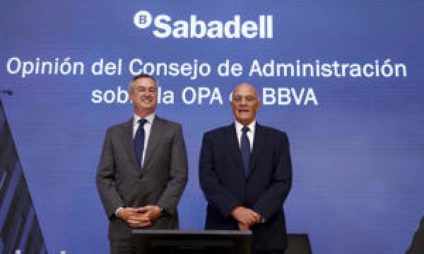 El inversor mexicano David Martínez confirmó que acudirá a la opa de BBVA