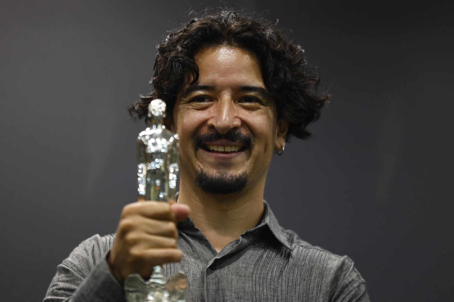 El director de cine Pierre Saint Martin posa con la estatuilla a mejor ópera prima por la película 'No Nos Moverán' durante la 67 edición de la entrega de los Premios Ariel este sábado, en el Centro de Convenciones de Puerto Vallarta (México). EFE/ Francisco Guasco