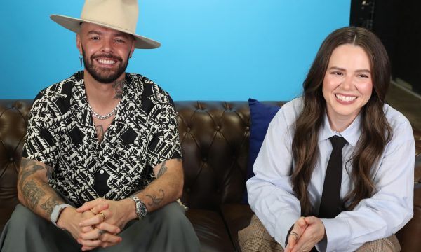 MEX3391. CIUDAD DE MÉXICO (MÉXICO), 22/09/2025.- El dúo musical, Jesse Huerta (i) y Joy Huerta (d), hablan durante una entrevista con EFE este domingo, en Ciudad de México (México). Una historia de éxito, amor, valor, perdón y resiliencia es la que cuentan los cantantes en el documental Jesse y Joy: Lo que nunca dijimos, una producción de HBO en la que abordan detalles inéditos de su vida, como la complicada relación con su padre. EFE/ Mario Guzmán