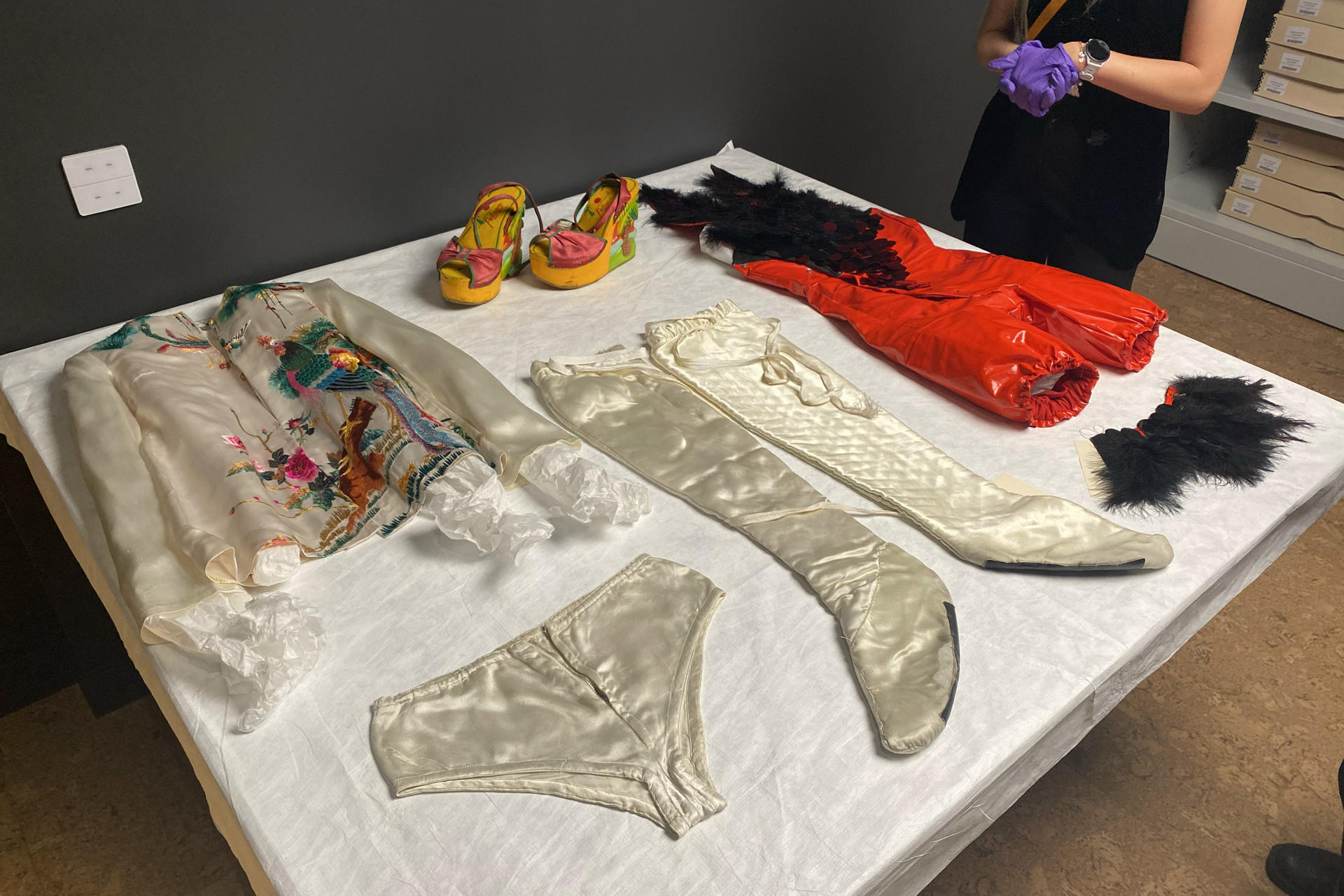 El Victoria & Albert Museum de Londres inaugura el Centro David Bowie, un espacio permanente con más de 90.000 objetos inéditos que exploran su legado creativo.