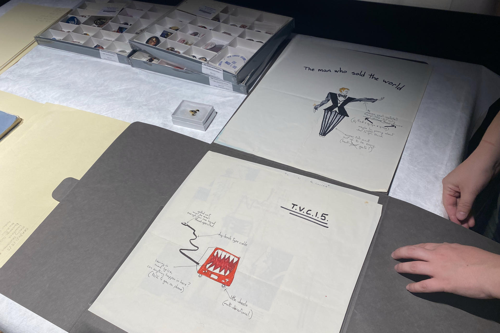 El Victoria & Albert Museum de Londres inaugura el Centro David Bowie, un espacio permanente con más de 90.000 objetos inéditos que exploran su legado creativo.