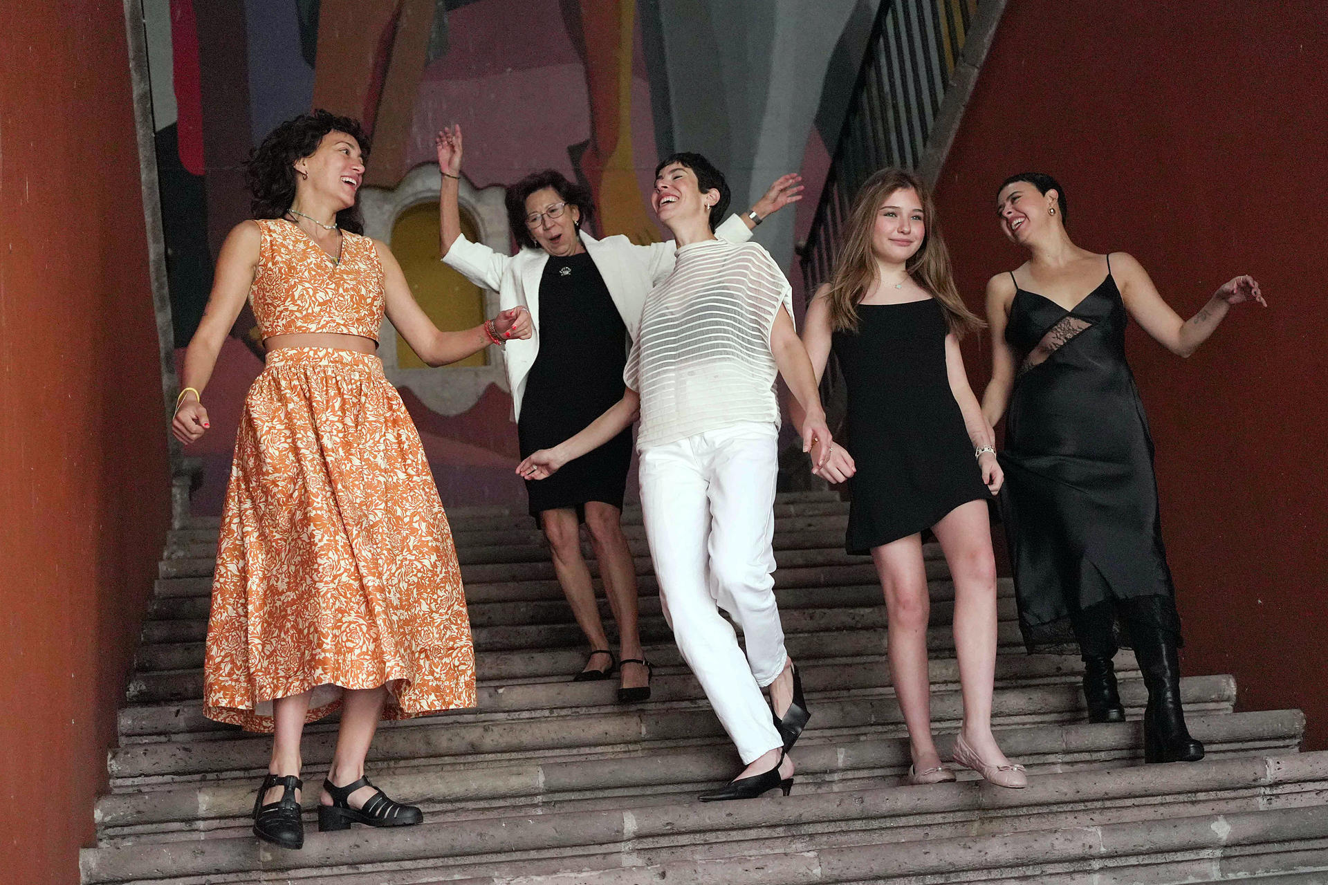 MEX5790. MORELIA (MÉXICO), 16/10/2025.- De izquierda a derecha, la cineasta mexicana Mayra Hermosillo y las actrices Rossy Rojas, Natalia Plascencia, Aurora Davila y María Castella participan en una entrevista con EFE este miércoles, en el marco del Festival Internacional de Cine de Morelia (FICM) en Michoacán (México). En México, la industria cinematográfica sigue dominada por los hombres, pese a ello, Hermosillo logró un equipo repleto de mujeres para rodar Vainilla, su ópera prima y una historia autobiográfica que retrata cómo la valentía del matriarcado puede enfrentarse a los estigmas de la ausencia paterna, presentada este jueves en la selección del FICM.