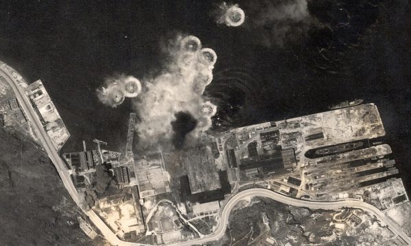 AME4693. HONG KONG (CHINA), 02/10/2025.- Fotografía aérea cedida por Hong Kong Spatial History Project / Hong Kong Baptist University de bombardeos sobre Hong Kong durante la II Guerra Mundial. Un centenar de fotografías aéreas inéditas de Hong Kong, tomadas entre 1941 y 1945, se exhiben por primera vez para documentar los bombardeos de la Segunda Guerra Mundial, similares al que provocó el hallazgo reciente de una bomba de 454 kilogramos en Quarry Bay, que obligó a evacuar a 6.000 personas. EFE/ Hong Kong Spatial History Project / Hong Kong Baptist University /SOLO USO EDITORIAL/ NO VENTAS/ SOLO DISPONIBLE PARA ILUSTRAR LA NOTICIA QUE ACOMPAÑA (CRÉDITO OBLIGATORIO)
