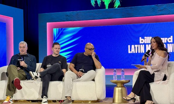 USA5678. MIAMI (FL, EEUU), 20/10/2025.- De izquierda a derecha, el agente musical de Creative Artists Agency (CAA), Mac Clark, el director de festivales de OCESA, Leizer Guss, y el promotor de giras globales de Live Nation, Jorge García, hablan con la editora sénior de Latin Billboard, Griselda Flores, en el marco de la Semana de la Música Latina de Billboard este lunes, en Miami (Estados Unidos). Ejecutivos de la música destacaron que México es ahora "el mercado más importante" para conciertos y giras globales de artistas por su base de fans, tener el mayor número de festivales per cápita y su infraestructura, durante la Semana de la Música Latina Billboard 2025.