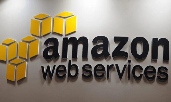 Logo de Amazon Web Services (AWS), la red de servidores en la nube afectada por una caída global que impactó a plataformas como Netflix, Microsoft y Fortnite.