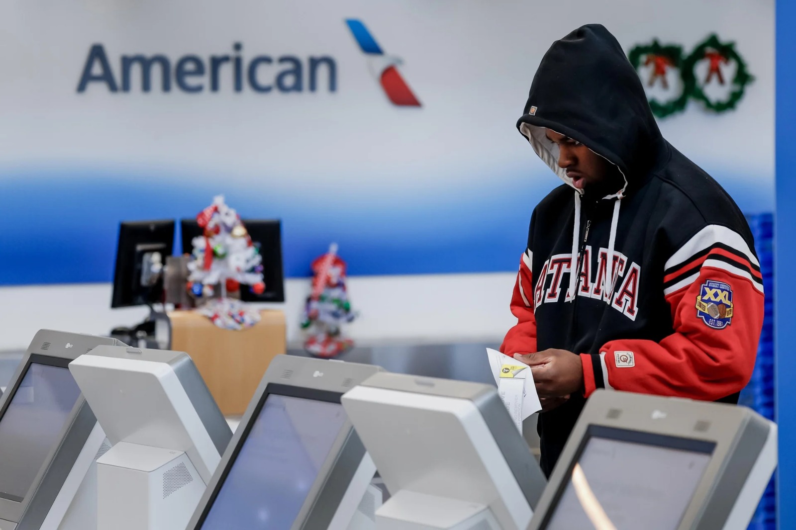 Pasajero realiza el check-in en un mostrador de autoservicio de American Airlines en Estados Unidos.